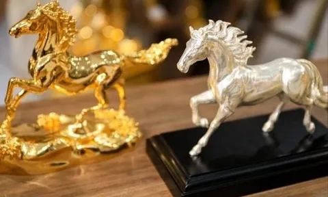Bạc tăng dựng đứng, tượng ngựa 17 cây bạc giá ngang xe SH