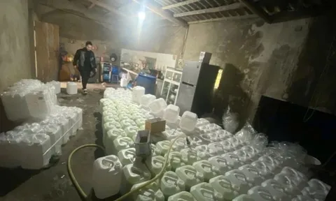 Rượu 'quê', rượu 'xách tay' và sự thật đáng sợ phía sau nhãn mác