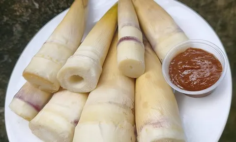 Củ rừng Tây Bắc đầu mùa 'cháy hàng', giá gấp đôi chính vụ vẫn hút khách Hà Nội