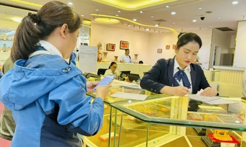 Mỗi lượng vàng giảm thêm gần 10 triệu đồng