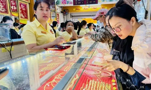 Giá vàng, bạc tiếp tục lao dốc