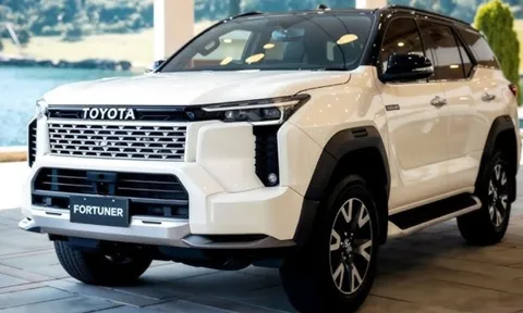 Xôn xao trước Fortuner 2026: Sức mạnh 270 mã lực cùng ngoài hình cơ bắp thách thức Ford Everest