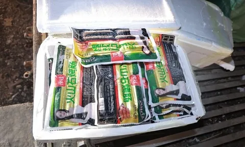 Bắc Ninh: Phát hiện container 'ôm' hơn 6 tấn lạp xưởng trôi nổi chuẩn bị tuồn ra thị trường, chủ lô hàng là người Trung Quốc