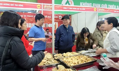 Đặc sản 3 miền tràn ngập hội chợ Tết, người Hà Nội nườm nượp mua sắm