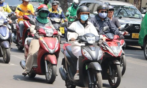 Người đi xe máy nếu quên không thực hiện thao tác này khi lái xe sẽ bị phạt lên tới 14 triệu, nên biết để chấp hành nghiêm chỉnh