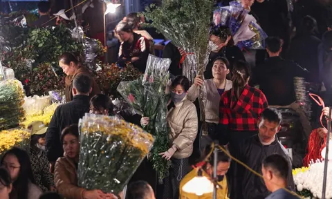 Biển người đi sắm Tết, chợ hoa lớn nhất miền Bắc tấp nập suốt đêm