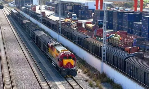 Thi công liên tục hơn 1.560 ngày đêm, một quốc gia khoét núi, băng rừng tạo nên kỳ tích vô song