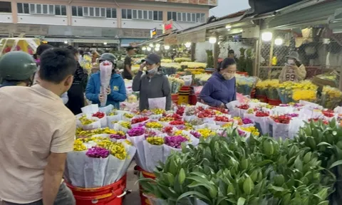 Hoa Tết ùn ùn đổ về chợ đầu mối, hoa hồng Valentine ế nhệ