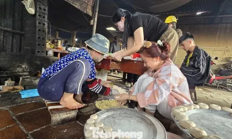 Chợ Tết ở quê: Thích nhất được ăn quà