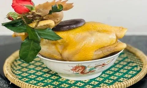 Nhớ bát cháo mẹ nấu từ nước luộc con gà duy nhất