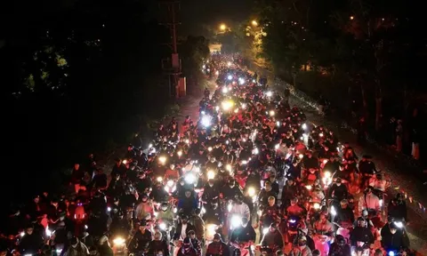 Yên Tử thất thủ, kẹt cứng từ 4h sáng: Du khách đông nghịt, ai cũng cầm 1 chiếc gậy trong tay