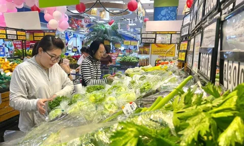 Mùng 6 Tết Bính Ngọ: Thị trường hàng hóa trở lại trạng thái bình thường