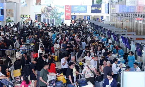 Vé máy bay Hà Nội – TP.HCM chạm ngưỡng 10 triệu đồng: Người đi làm 'choáng váng' sau Tết