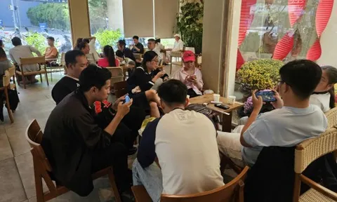 Cảnh trái ngược giữa siêu thị và quán cà phê ngày mùng Ba tết