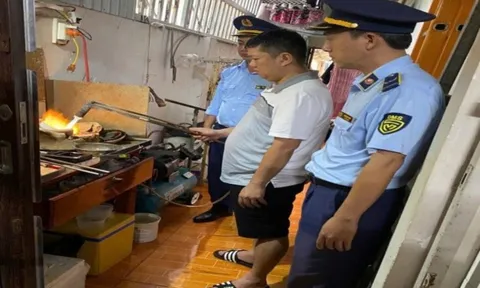 Giữa lúc giá vàng tăng nóng, lực lượng Quản lý thị trường phát hiện lô vòng tay vàng giả nhãn hiệu Chanel trị giá hàng trăm triệu đồng