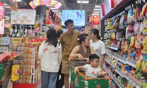 Siêu thị, trung tâm thương mại kín khách trong ngày cuối kỳ nghỉ tết