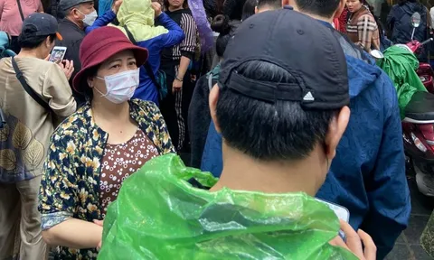 Sát ngày vía Thần Tài: Tiệm vàng quá tải phải mở thêm quầy lưu động, tài xế xe ôm công nghệ 'tắt app' chuyển nghề xếp hàng thuê