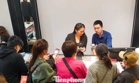 'Vàng mắt' xếp hàng mua bạc