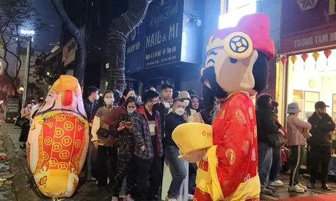 VIDEO: Hàng trăm người đi xếp hàng mua vàng từ nửa đêm