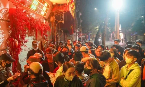 Xếp hàng xuyên đêm mưa rét để lấy số mua vàng Vía Thần tài