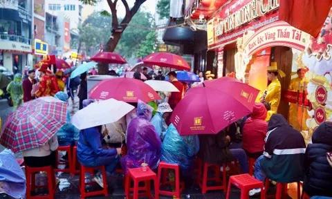 Hà Nội: Đông nghịt người đội mưa, xếp hàng từ rạng sáng chờ mua vàng bạc ngày vía Thần Tài