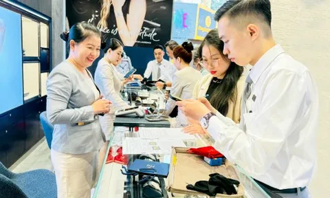 Dùng tiền mặt khó mua vàng ngày vía Thần Tài