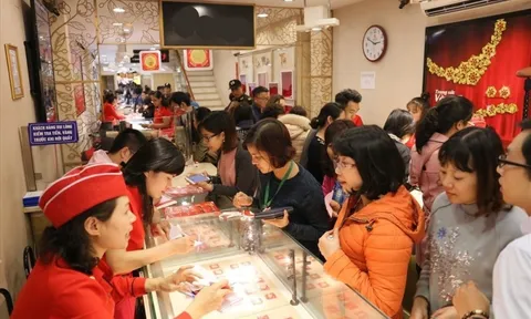 Vàng 'nguội' nhanh sau ngày vía Thần Tài, giá trong nước lẫn quốc tế cùng lao dốc