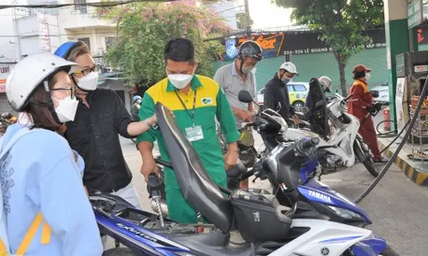 Giá xăng tăng gần 1.000 đồng/lít, dầu giảm nhẹ