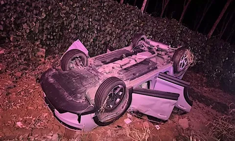 Xe Lynk & Co 06 bị tông lộn 5 vòng trên cao tốc Long Thành – Dầu Giây: Khoang cabin vẫn nguyên kết cấu, toàn bộ nạn nhân trong đó có bé 4 tháng tuổi đều an toàn