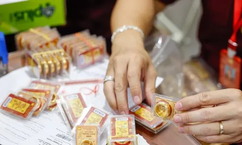 Giá vàng đột ngột giảm mạnh, điều gì đang xảy ra?