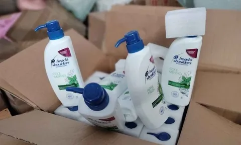 Đột kích kho nghi ngờ là nơi phân phối hàng giả xuyên biên giới, thu giữ hơn 223.000 sản phẩm với giá trị hơn 52 tỷ đồng