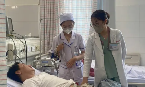 11 trẻ em, 43 người lớn cùng nhập viện sau khi ăn bánh mỳ lúc chiều tối tại một cửa hàng bên lề đường, Bộ Y tế vào cuộc