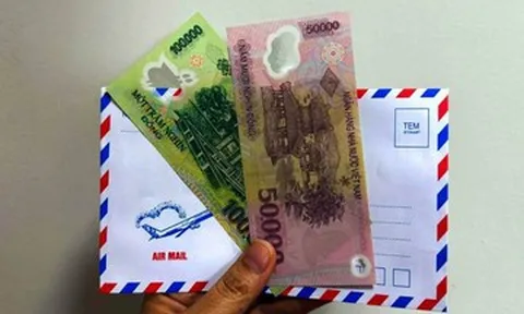 Khó chịu khi bóc phong bì hàng xóm mừng thọ bố, lời mẹ nói khiến con trai xấu hổ