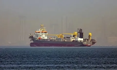 Tàu mắc kẹt, container quay đầu, bảo hiểm tăng sốc: Hàng hoá ứ đọng, chuỗi cung ứng toàn cầu ‘nghẹt thở’