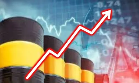 Từ 15h00 chiều nay: Giá xăng tăng thêm 4.700 đồng/lít, dầu diesel lần đầu tiên vượt ngưỡng 30.000 đồng