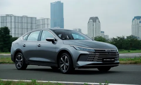 Chỉ đến hết tháng 4: Hãng xe điện lớn nhất thế giới 'bao' khách Việt từ trước bạ đến sạc tại nhà