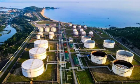 Dầu vượt 100 USD, đây là một trong những quốc gia ít chịu ảnh hưởng nhất: Ôm kho dự trữ trên 1,2 tỷ thùng, tỷ lệ năng lượng tái tạo cao gấp 6 lần Mỹ