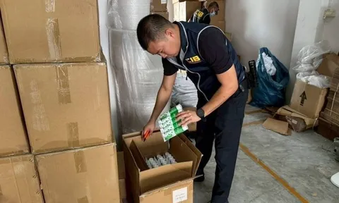 Một thiếu tướng chỉ huy cuộc đột kích, phát hiện hơn 120.000 tuýp kem đánh răng, mỹ phẩm giả trị giá gần 5 tỷ đồng