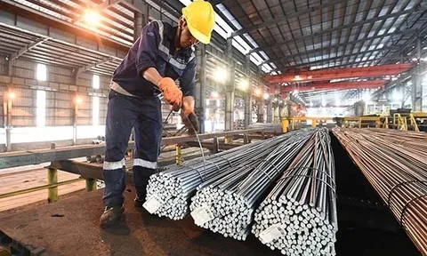 Doanh nghiệp 'đứng ngồi không yên' vì giá thép 'nhảy múa' theo xăng dầu