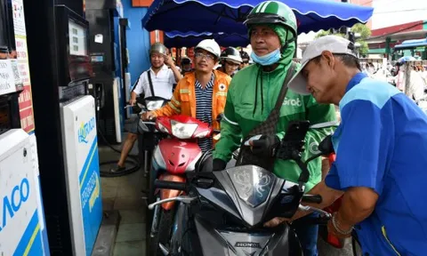 Giá xăng dầu thế giới giảm mạnh, vì sao trong nước vẫn tăng?