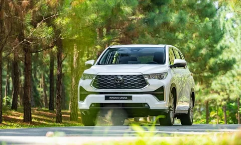 Cuộc chiến MPV dưới 800 triệu đồng: Cách Toyota dùng Innova Cross bản tiêu chuẩn để phá vỡ ranh giới và dồn ép các đối thủ cỡ nhỏ