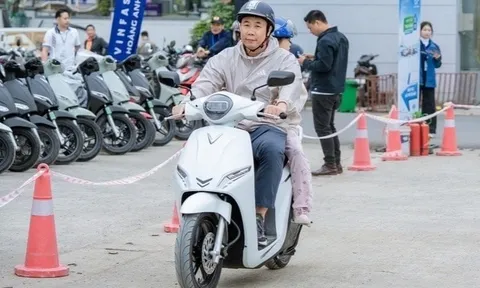 Giá xăng biến động, tài xế dịch vụ định mua xe máy điện VinFast Feliz II đã nói thẳng quan điểm, không ngại công khai số tiền lên tới 29 triệu/năm