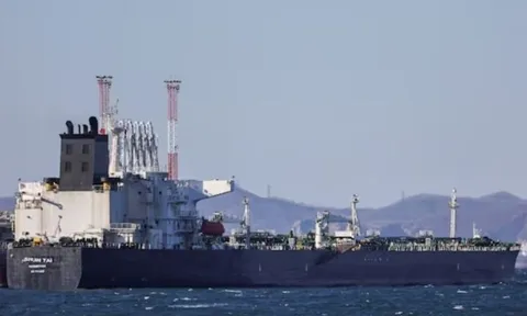 Iran đóng cửa eo biển Hormuz, một quốc gia liền đề nghị Mỹ 'cho phép' mua dầu Nga