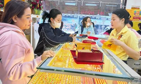 Giá vàng giảm mạnh 1,4 triệu đồng/lượng trong sáng 12/3