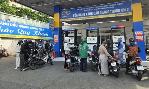 Giá xăng bất ngờ giảm gần 4.000 đồng/lít