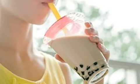 Uống trà sữa gần trường sau giờ học, 13 học sinh bất ngờ đau bụng, nôn mửa phải nhập viện