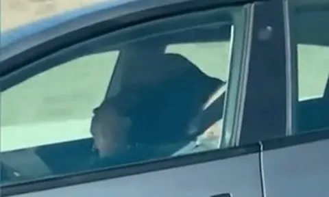 Tài xế thản nhiên nằm ngủ để xe Tesla Model 3 tự chạy trên cao tốc