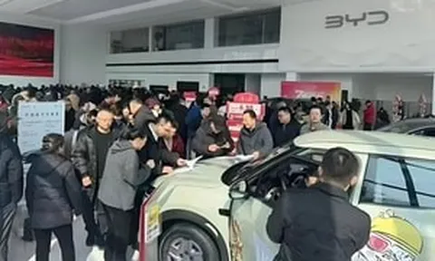 Xe điện sạc nhanh như đổ xăng là có thật? Khách kéo đến chật cứng tại đại lý BYD để kiểm chứng 2 điều