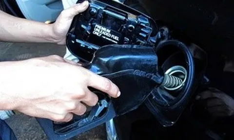 Quản lý thị trường TP HCM: Những cây xăng bán nhỏ giọt và găm hàng đã bị xử lý