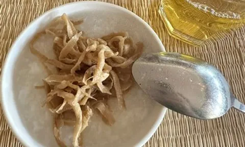 Bạn trai mang xôi, gà đi du lịch, sáng ăn cháo trắng khiến bạn gái hoảng hồn